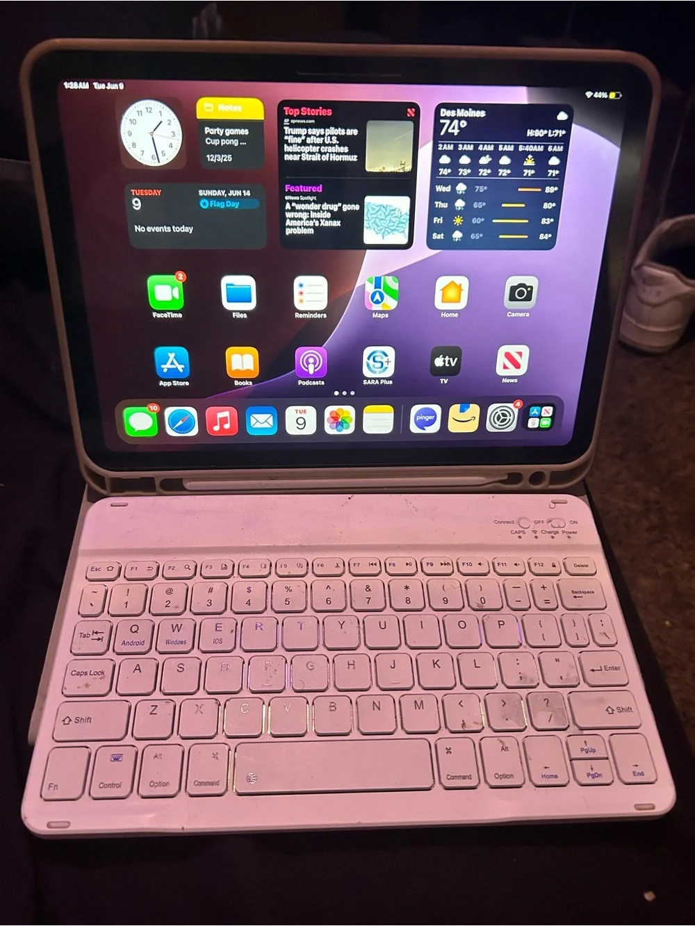 iPad 10th generation comes w case, keyboard ,Apple Pencil and screen protector